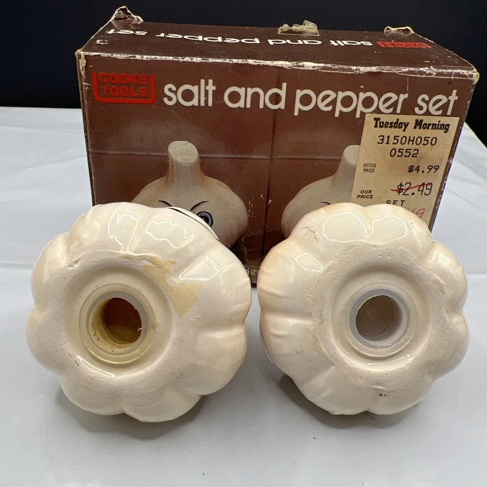 Vintage 1983 Cooks Tools Garlic Salt and Pepper Shakers Set Box Tuesday Morning